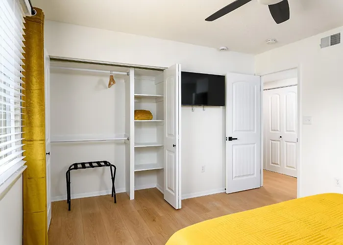 Apartment Emerald Retreat - & Stylish - 2 Br/2 Ba *