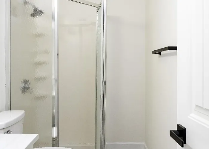 Emerald Retreat - & Stylish - 2 Br/2 Ba *